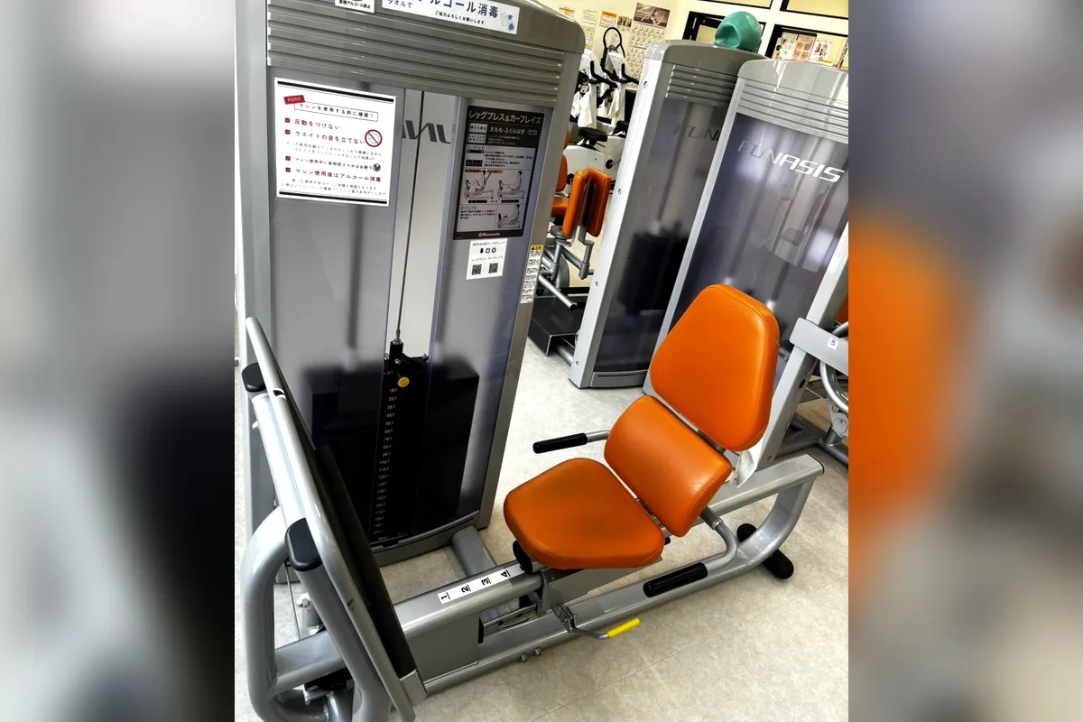 オレンジ色のシートがある筋力トレーニングマシン