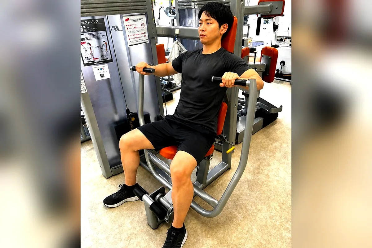 筋力トレーニングマシンを利用している様子